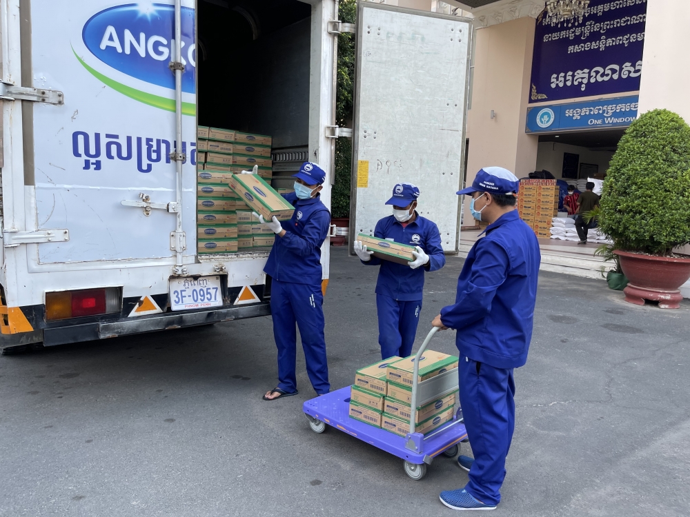 Vinamilk và công ty con tại Campuchia hỗ trợ sữa cho người dân nước bạn chống Covid -19