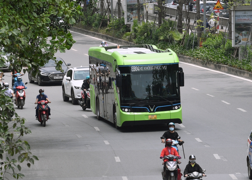 Vinbus thử nghiệm lộ trình trên đường phố Thủ đô trước khi chính thức vận hành