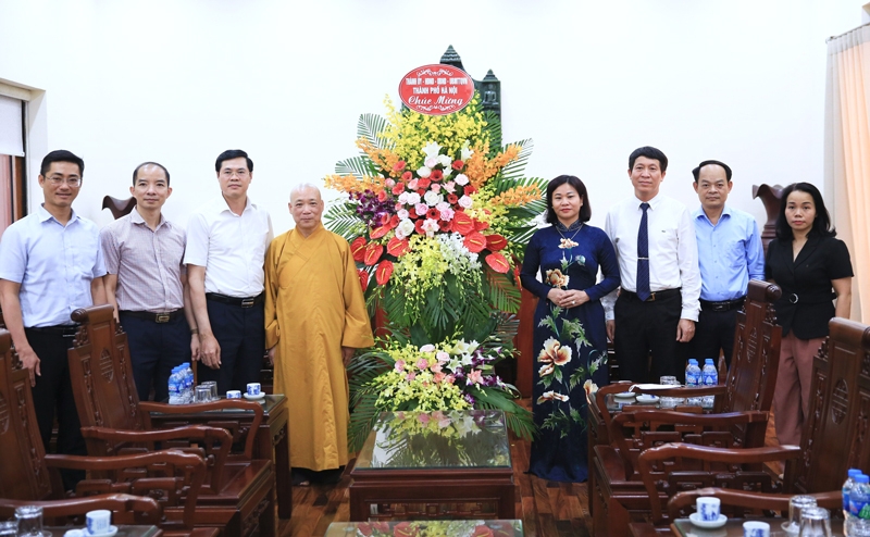Lãnh đạo thành phố Hà Nội chúc mừng Giáo hội Phật giáo Việt Nam nhân dịp Đại lễ Phật đản