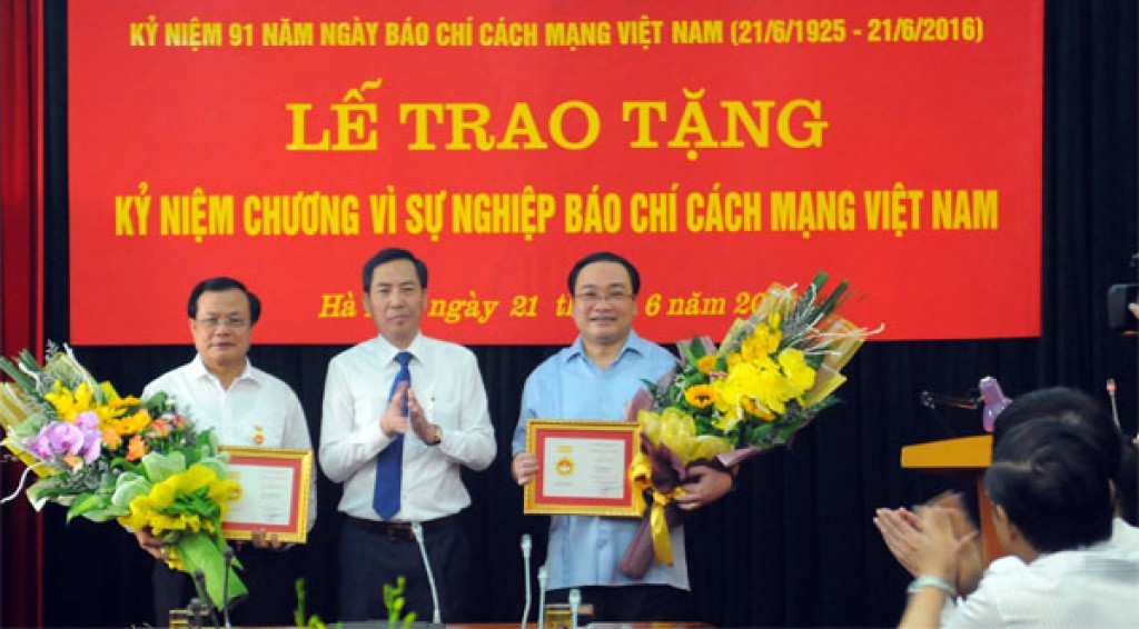 Các đồng chí lãnh đạo TP nhận Kỷ niệm chương “Vì sự nghiệp báo chí Việt Nam”