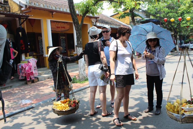 Hà Nội xử lý nghiêm các đối tượng đeo bám, chèo kéo du khách