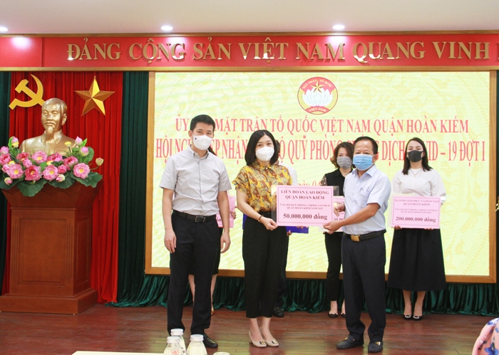 Liên đoàn Lao động quận Hoàn Kiếm ủng hộ quỹ “Phòng, chống dịch Covid-19” 50 triệu đồng