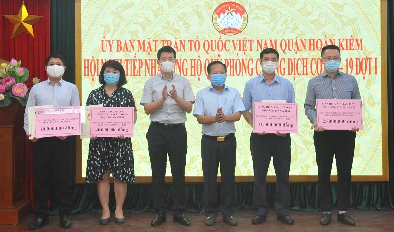 Quận Hoàn Kiếm tiếp nhận hơn 1,1 tỷ đồng ủng hộ Quỹ phòng, chống dịch Covid-19