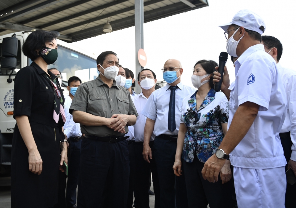 Thủ tướng Chính phủ đánh giá cao mô hình “Vừa sản xuất, vừa chiến đấu” khi thăm siêu nhà máy sữa của Vinamilk