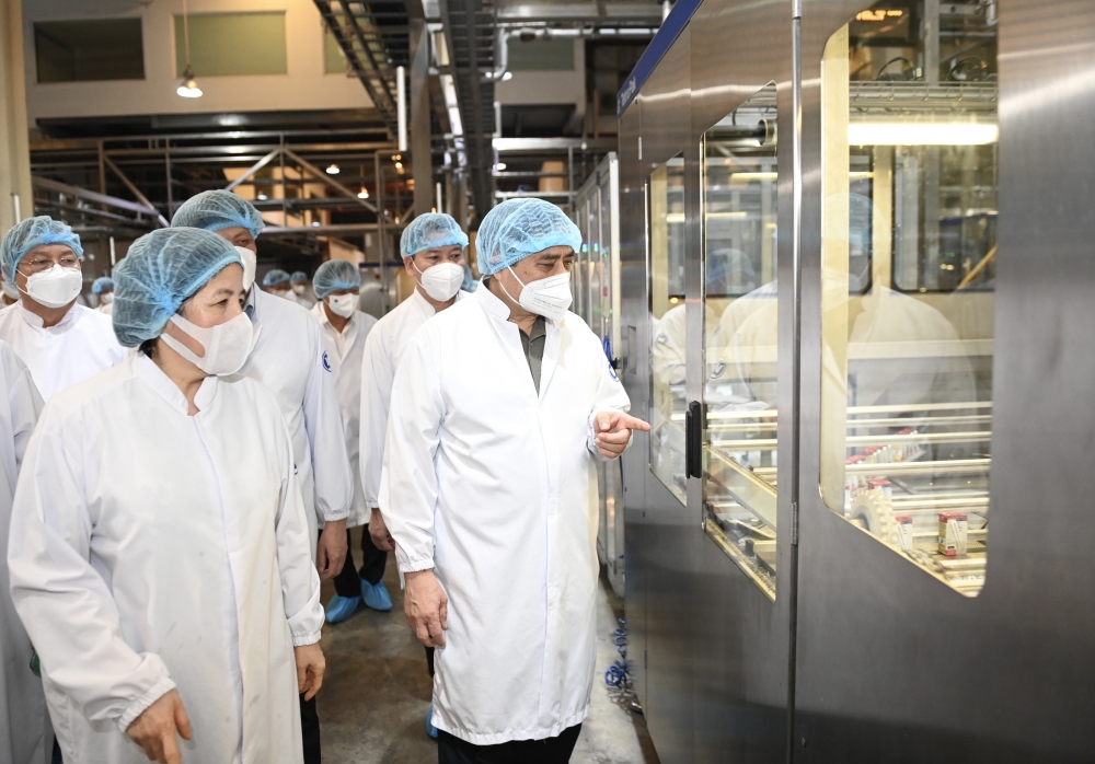 Thủ tướng Chính phủ đánh giá cao mô hình “Vừa sản xuất, vừa chiến đấu” khi thăm siêu nhà máy sữa của Vinamilk
