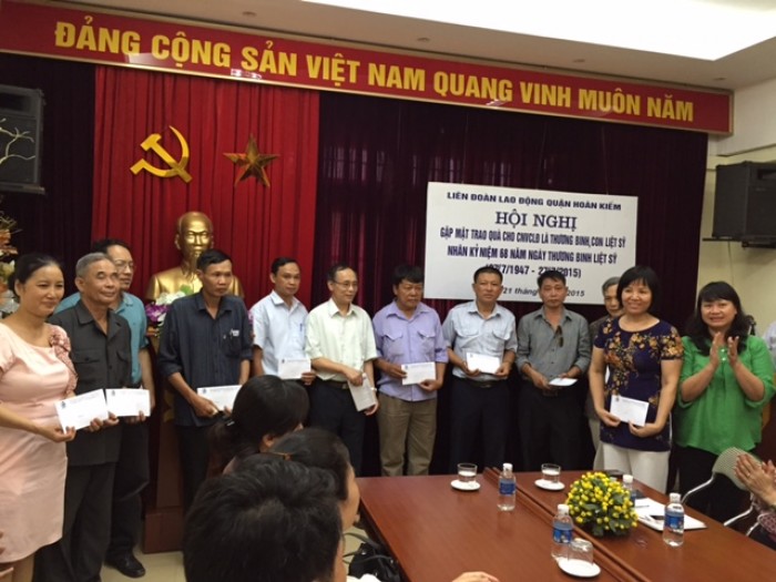 LĐLĐ quận Hoàn Kiếm trao 68 suất quà cho gia đình chính sách