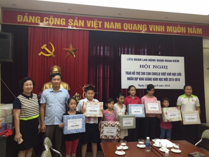 LĐLĐ quận Hoàn Kiếm: Trao học bổng cho học sinh vượt khó học giỏi