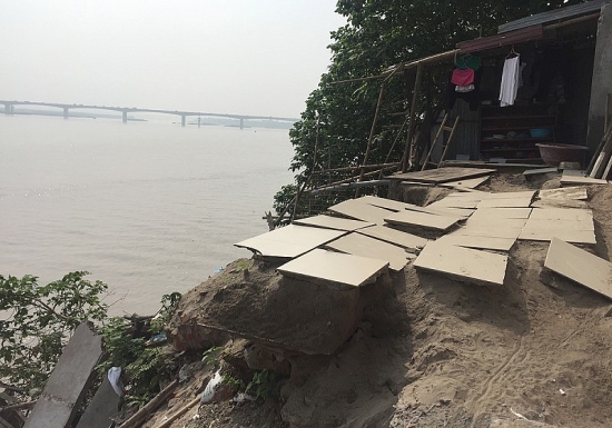 Khẩn cấp khoanh vùng vị trí sạt lở bờ sông trên địa bàn huyện Ba Vì và Thanh Oai