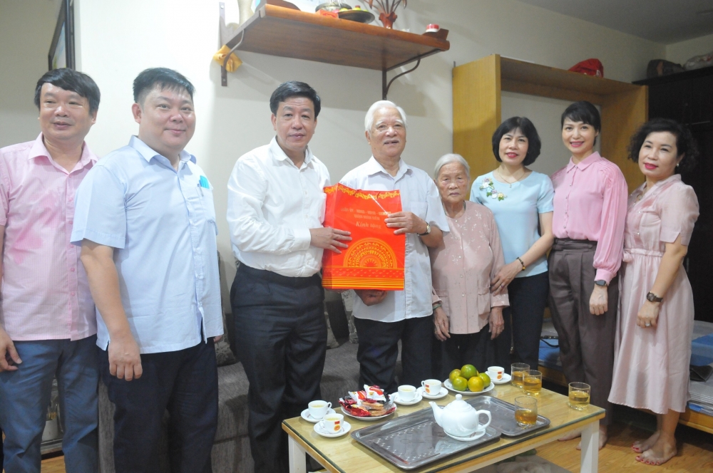 Lãnh đạo quận Hoàn Kiếm thăm, tặng quà các gia đình chính sách, người có công