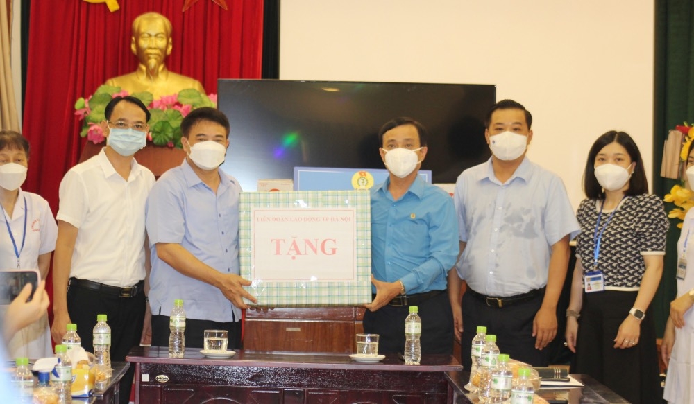 Liên đoàn Lao động quận Hoàn Kiếm trao hỗ trợ, động viên tuyến đầu chống dịch