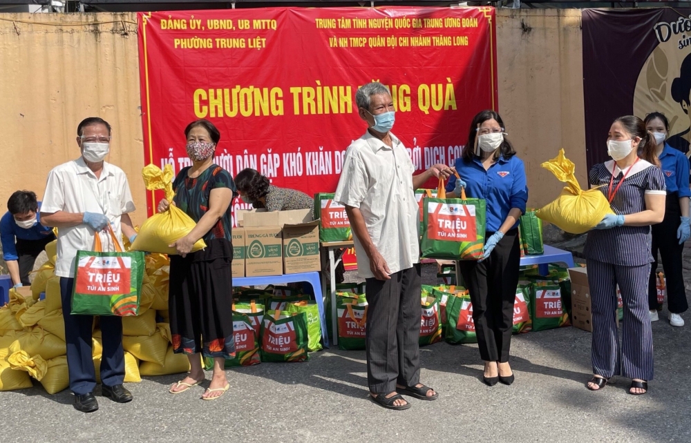 Quận Đống Đa tập kết 900 suất quà hỗ trợ các hộ dân phường Văn Miếu