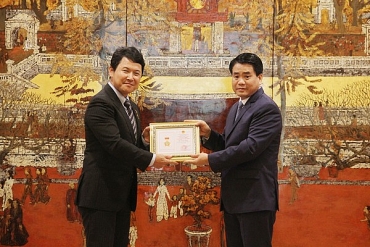 Trao tặng Huy hiệu “Vì sự nghiệp xây dựng Thủ đô” cho Phó Đại sứ quán Nhật Bản tại Việt Nam