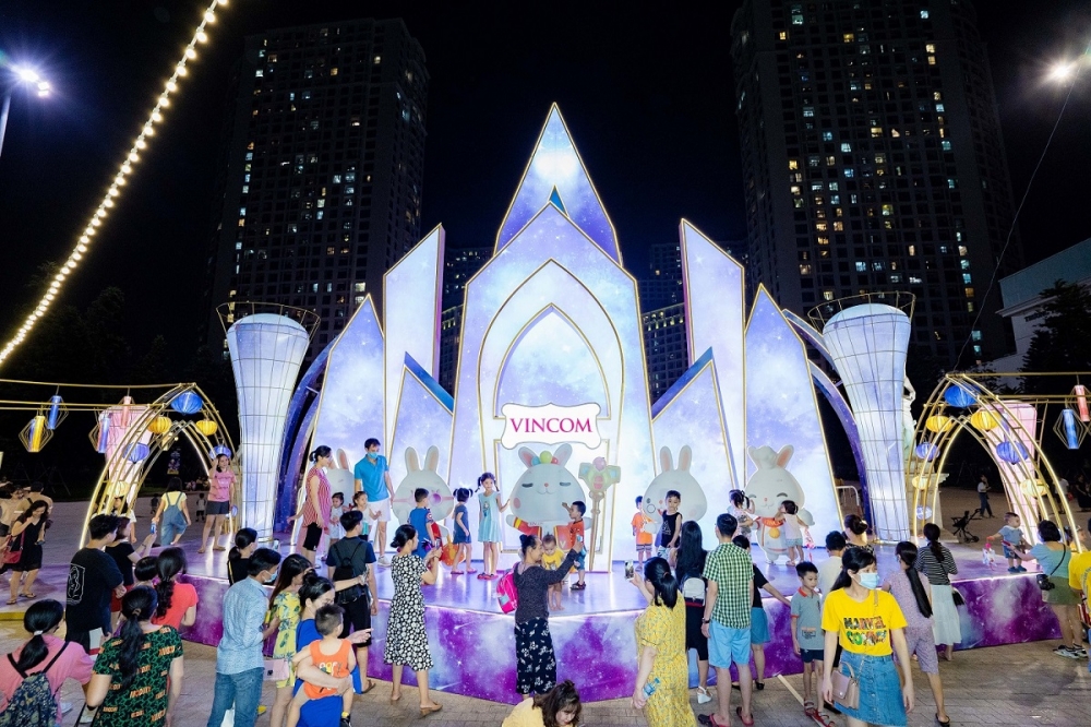 Người dân Thủ đô hào hứng check-in với cây đèn lồng Hoa Đăng lớn nhất Việt Nam