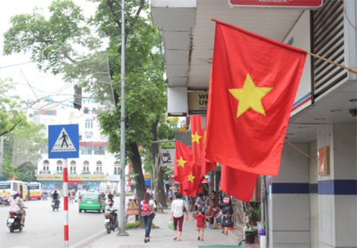 Treo cờ Tổ quốc chào mừng Đại hội Đảng bộ TP Hà Nội lần thứ XVI