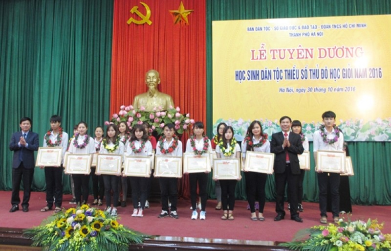Hà Nội tuyên dương học sinh dân tộc thiểu số Thủ đô học giỏi năm 2016