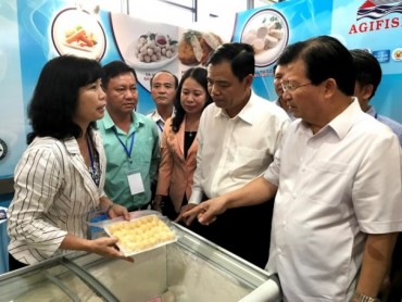 Phó Thủ tướng Trịnh Đình Dũng thăm Hội chợ Cá tra tại Hà Nội