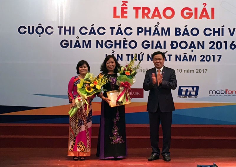 Phó Thủ tướng Vương Đình Huệ trao giải cuộc thi tác phẩm báo chí về công tác giảm nghèo