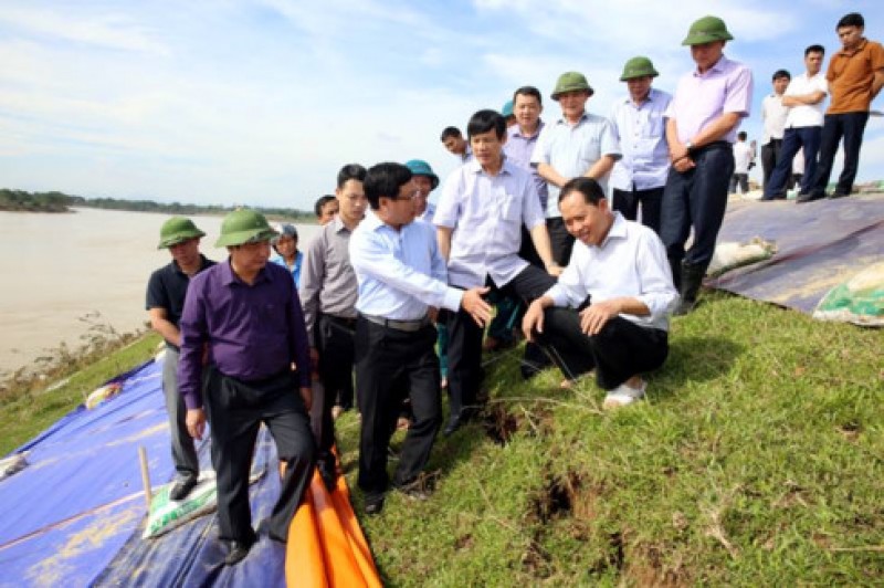 Phó Thủ tướng Phạm Bình Minh kiểm tra công tác khắc phục mưa lũ tại tỉnh Thanh Hóa