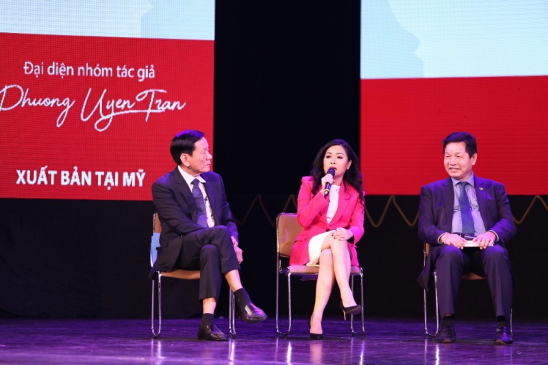 Cuốn sách “Competing with Giants” của nữ doanh nhân Trần Uyên Phương chính thức ra mắt tại Hà Nội