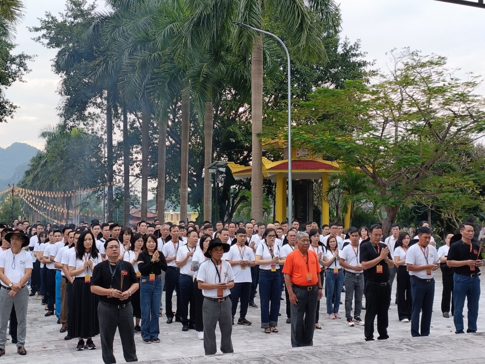  Đoàn dâng hương tại nghĩa trang Việt Lào