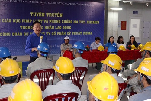 LĐLĐ quận Hoàn Kiếm tuyên truyền về pháp luật lao động và phòng chống ma túy, HIV/AIDS