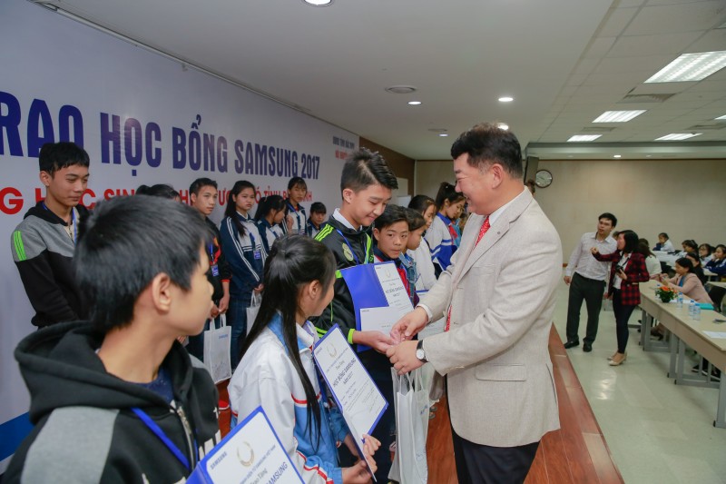 Công ty TNHH Samsung Electronics Việt Nam trao 600 suất học bổng cho học sinh nghèo vượt khó