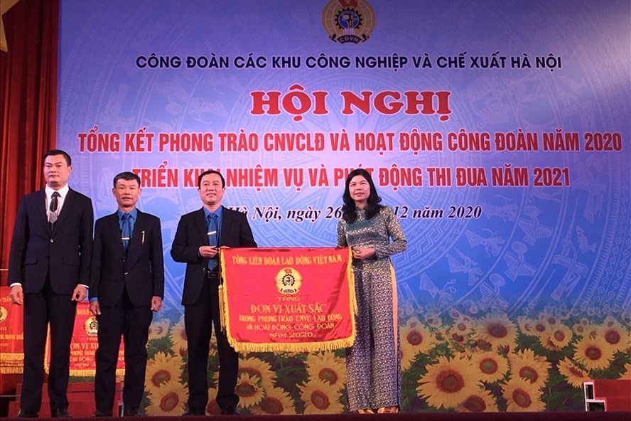 Công đoàn các Khu công nghiệp và chế xuất Hà Nội nhận Cờ thi đua xuất sắc của Tổng Liên đoàn lao động Việt Nam