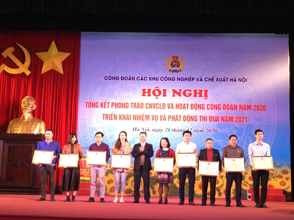 Công đoàn các Khu công nghiệp và chế xuất Hà Nội nhận Cờ thi đua xuất sắc của Tổng Liên đoàn lao động Việt Nam