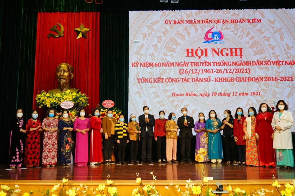 Quận Hoàn Kiếm khen thưởng 61 tập thể, 143 cá nhân có đóng góp cho công tác dân số