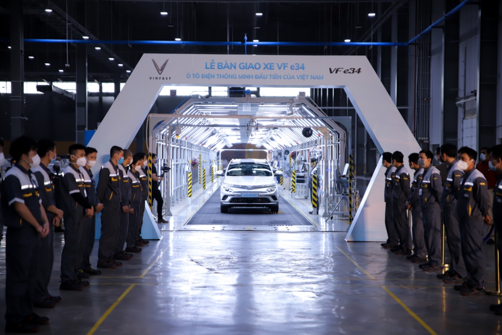 VinFast bàn giao lô xe ô tô điện VF e34 đầu tiên cho khách hàng