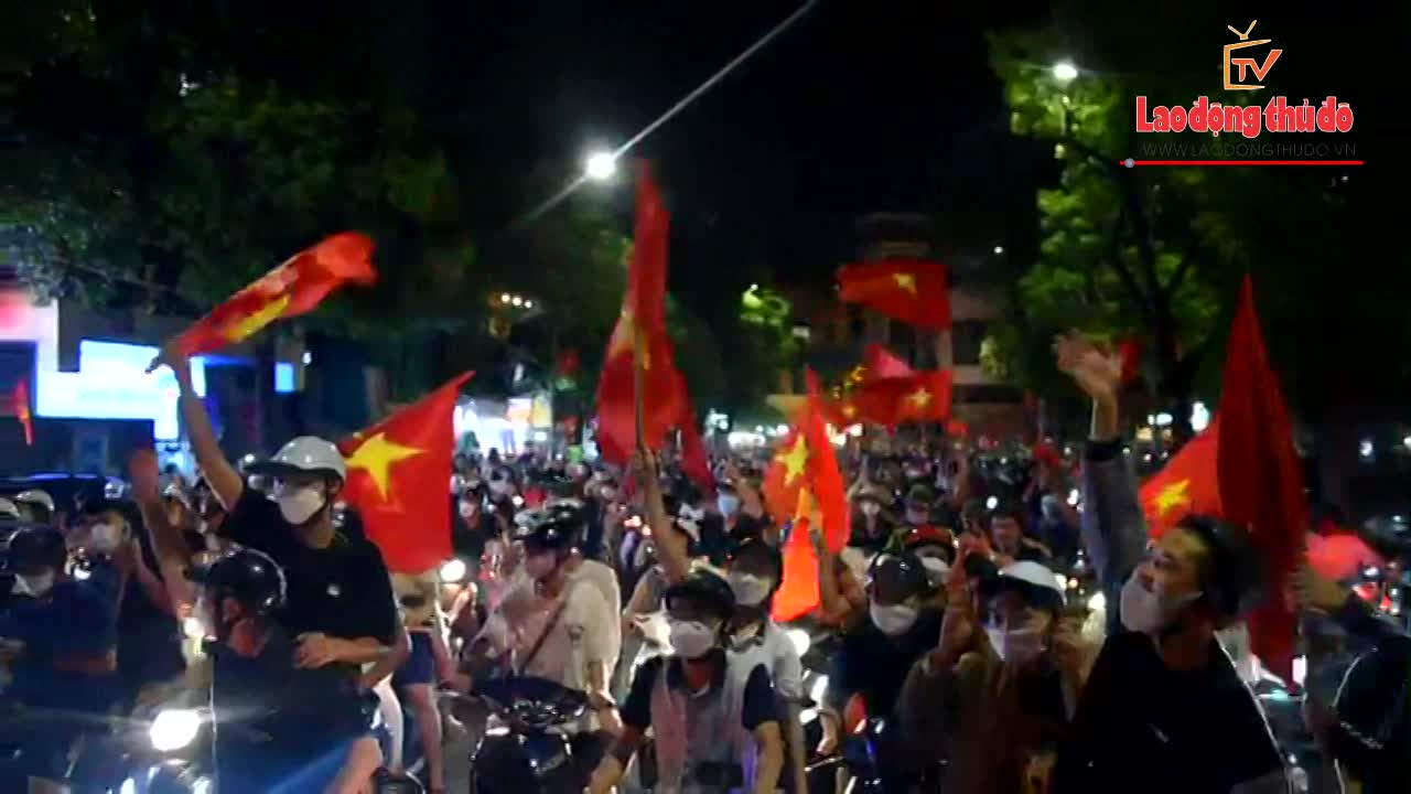 SEA Games 31: Người dân Thủ đô đổ ra đường ăn mừng chiến thắng của đội tuyển U23 Việt Nam