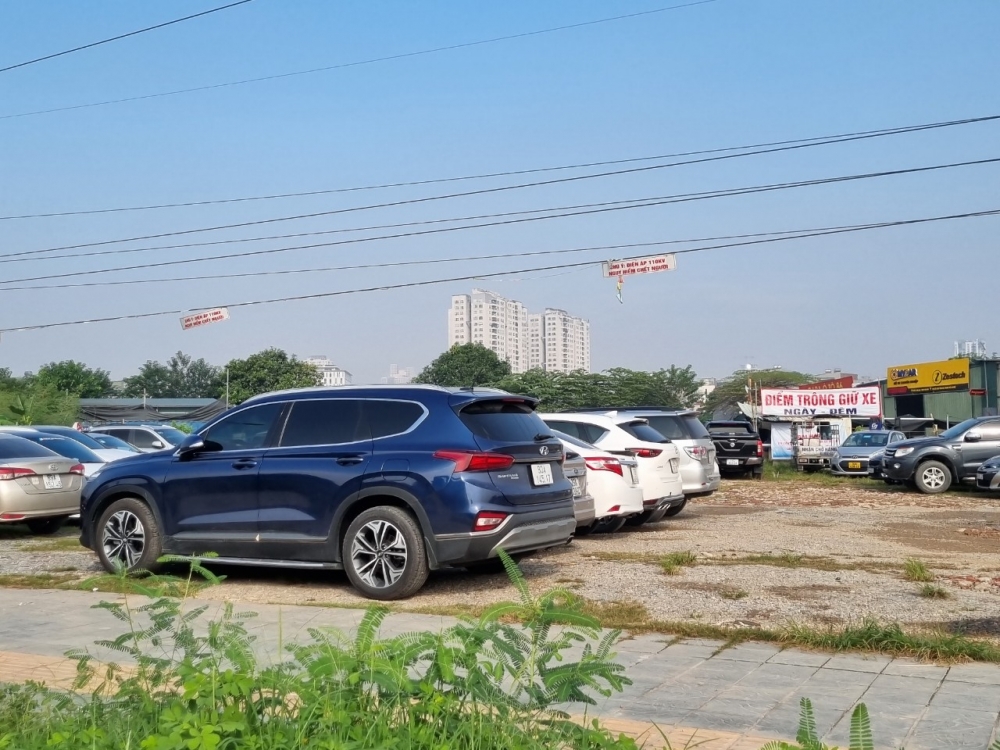 Tràn lan bãi giữ xe ô tô không phép tại cổng phụ bệnh viện K Tân Triều: Chính quyền có làm ngơ?
