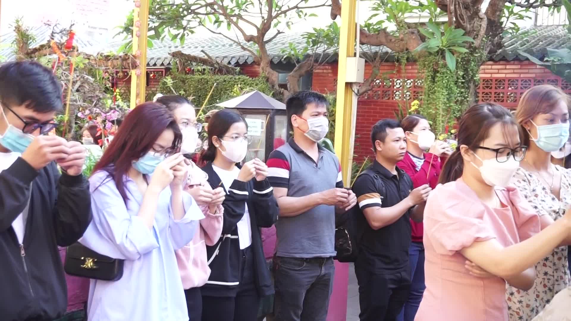 Người dân TP.HCM tấp nập đến cầu tự ở chùa Phước Hải
