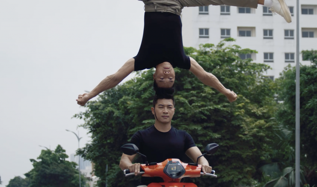 Datbike tung video Quốc Cơ - Quốc Nghiệp vừa lái xe vừa làm xiếc
