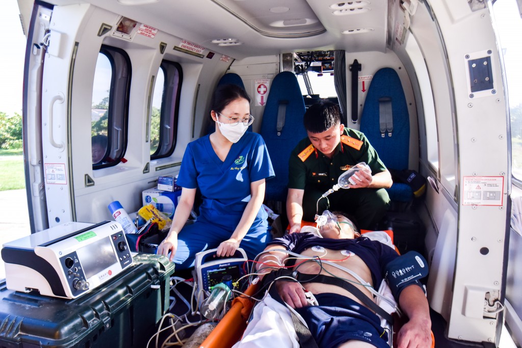 TP.HCM: Kịp thời đưa 2 bệnh nhân nguy kịch từ biển đảo vể đất liền