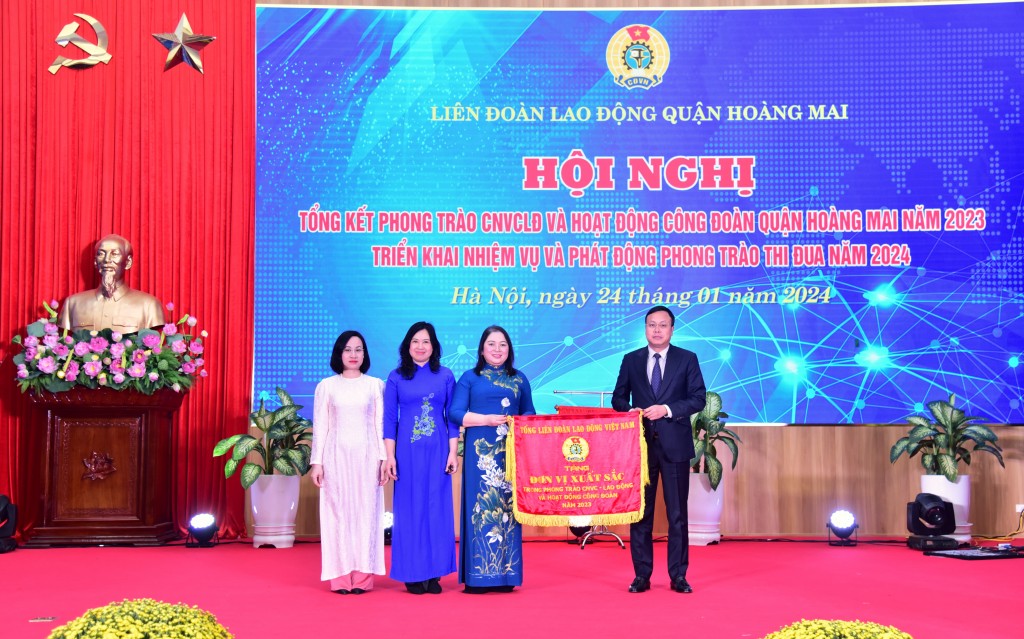 Công đoàn quận Hoàng Mai nhận Cờ của Tổng LĐLĐ Việt Nam