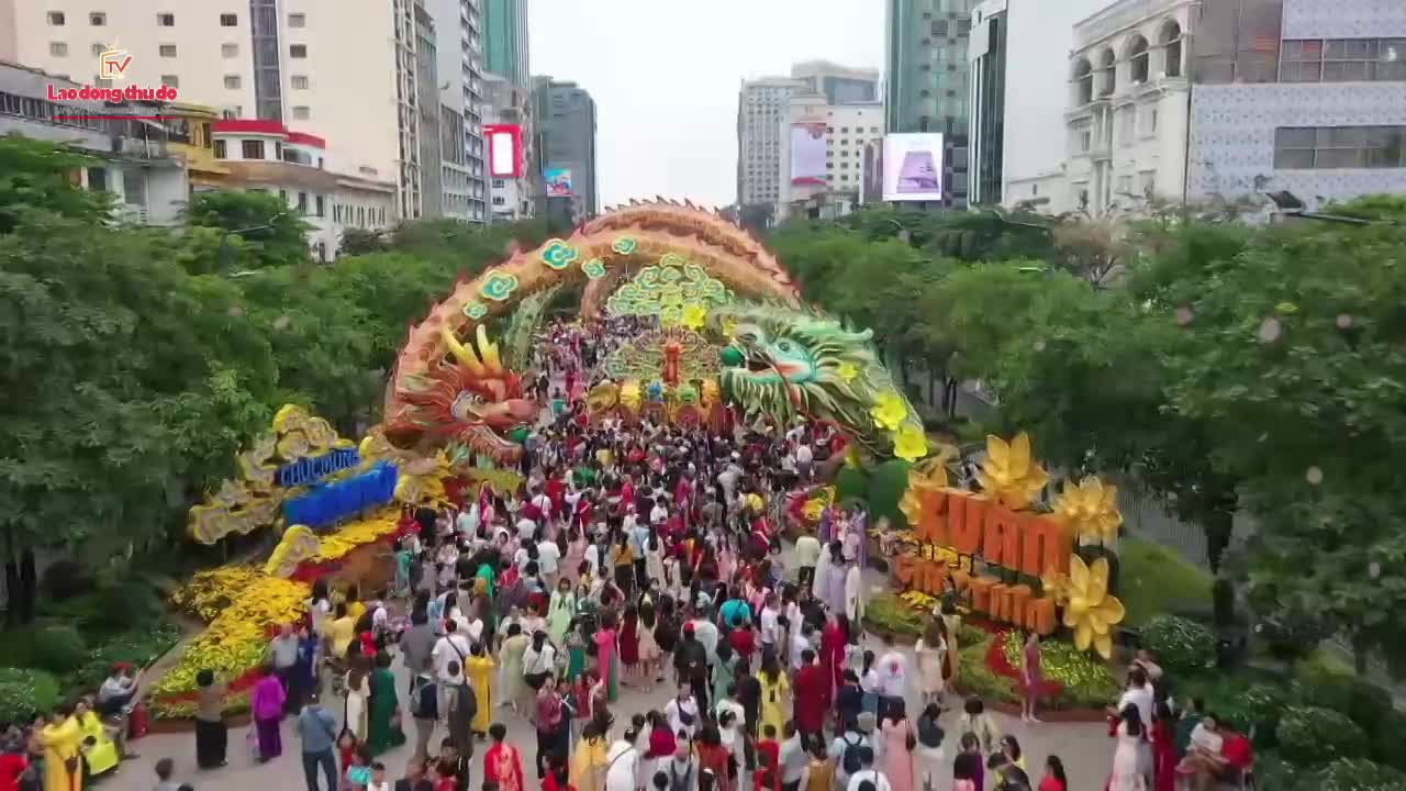Chiêm ngưỡng linh vật rồng dài hơn 100m tại đường hoa Nguyễn Huệ