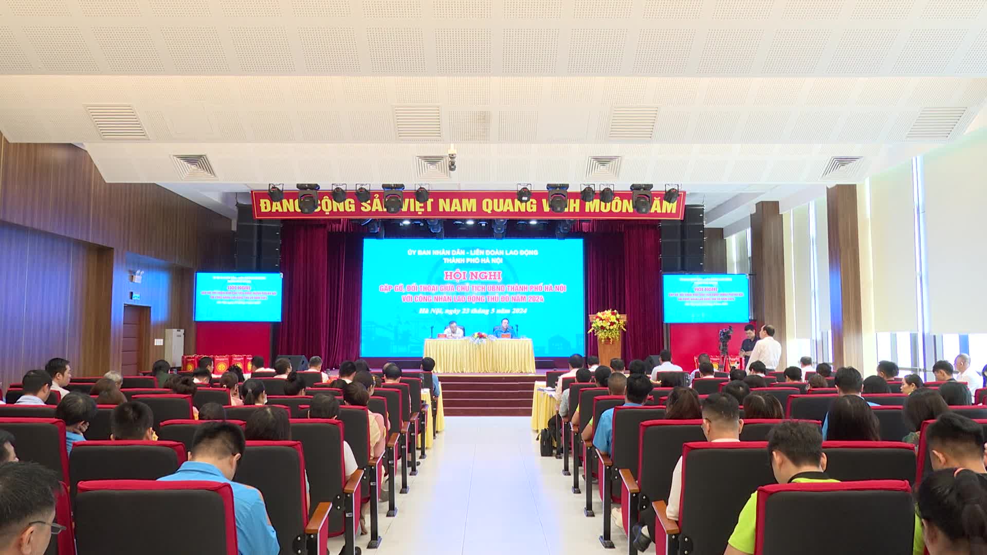 Chủ tịch UBND thành phố Hà Nội đối thoại với công nhân lao động