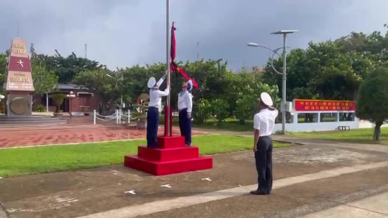 Lễ treo cờ rủ Quốc tang Tổng Bí thư Nguyễn Phú Trọng tại Trường Sa, nhà giàn DK-I và tàu trực