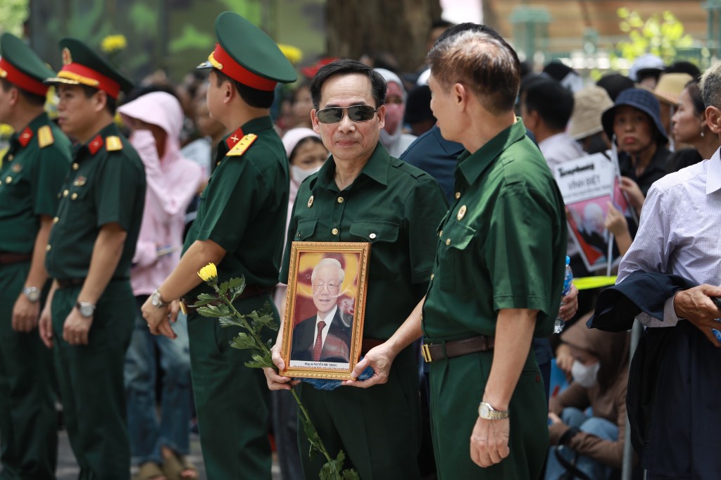Người dân tiễn đưa Tổng Bí thư Nguyễn Phú Trọng đến nơi an nghỉ cuối cùng