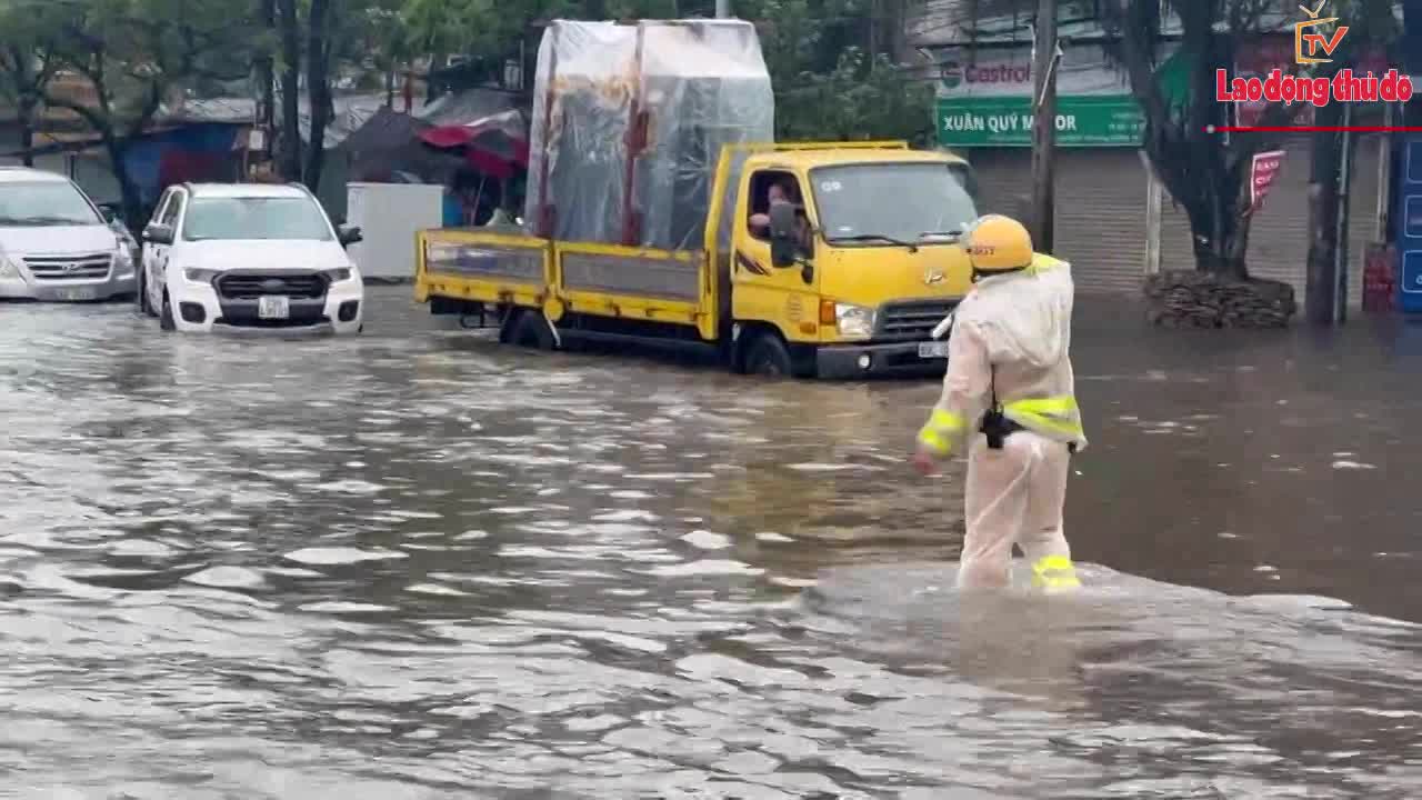 Sáng 10/9, mưa ngập khiến hàng trăm xe chết máy