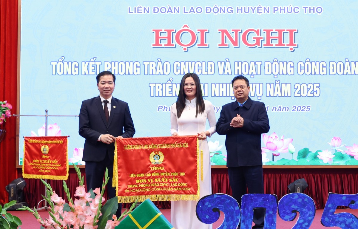 Liên đoàn Lao động huyện Phúc Thọ được tặng Cờ thi đua xuất sắc năm 2024