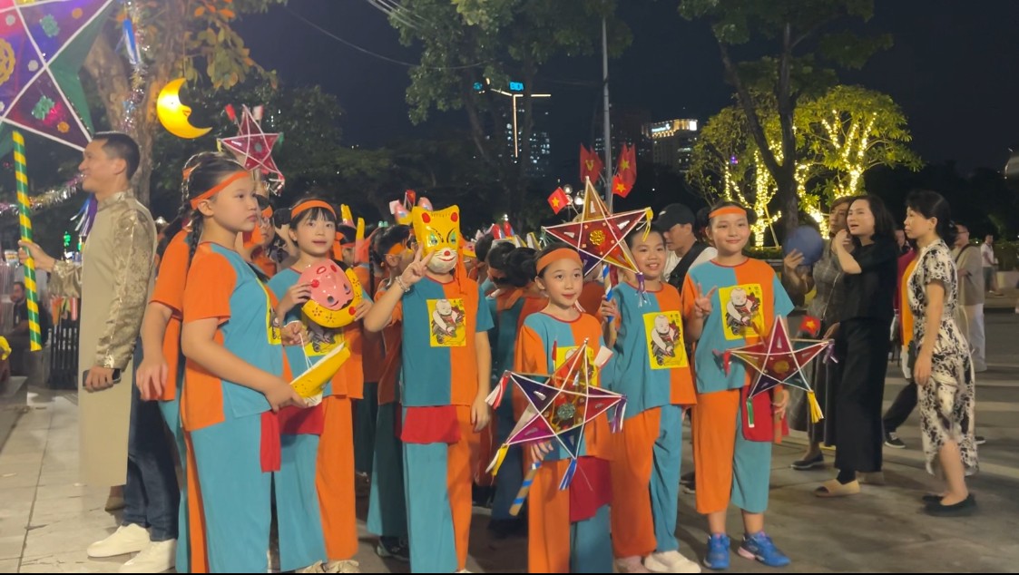 Hơn 2.000 người tham gia “Đêm hội Trăng rằm 2025” tại Phố cổ Hoàn Kiếm