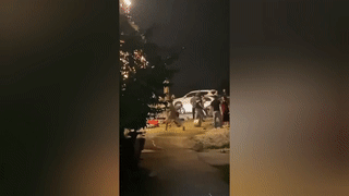 Xôn xao clip hàng chục người bao vây ô tô, tài xế lùi - tiến giữa vòng vây