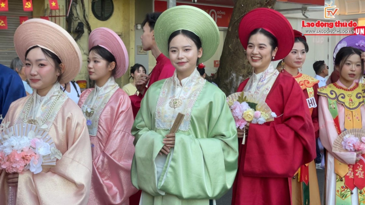 Gần 1.500 người tham gia diễu hành quảng bá trang phục Việt Nam ra thế giới