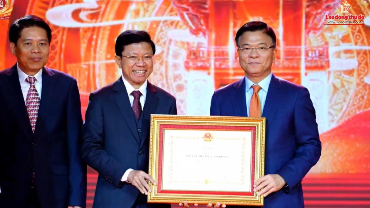 Trường Đại học Khoa học Xã hội và Nhân văn đón nhận Huân chương Lao động Hạng Nhất