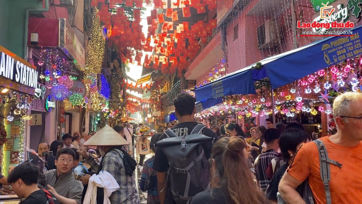 Phố cà phê đường tàu tấp nập trở lại sau vài ngày giải toả