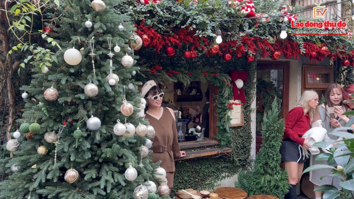 Con ngõ hơn 100m thành điểm check-in Giáng sinh hút khách tại Hà Nội