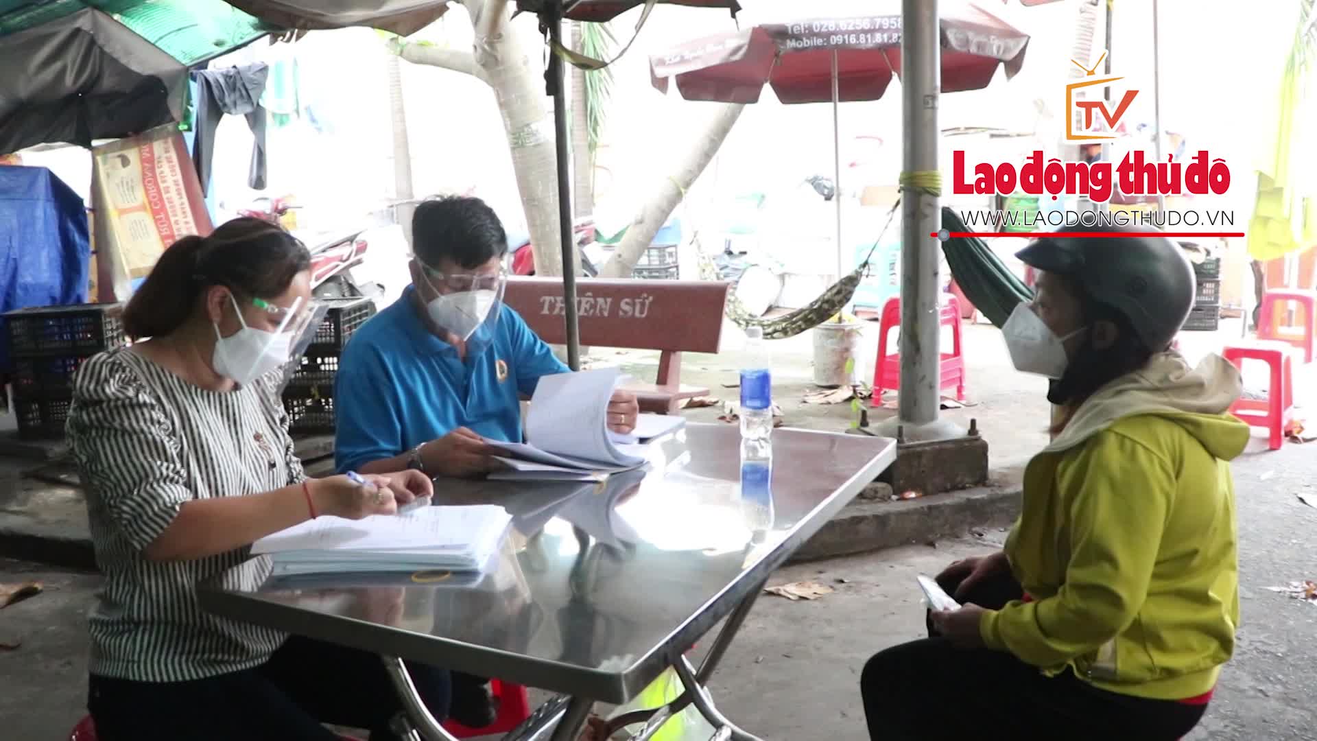 Thành Phố Hồ Chí Minh: Cận cảnh tiểu thương chợ Bình Thới nhận tiền hỗ trợ