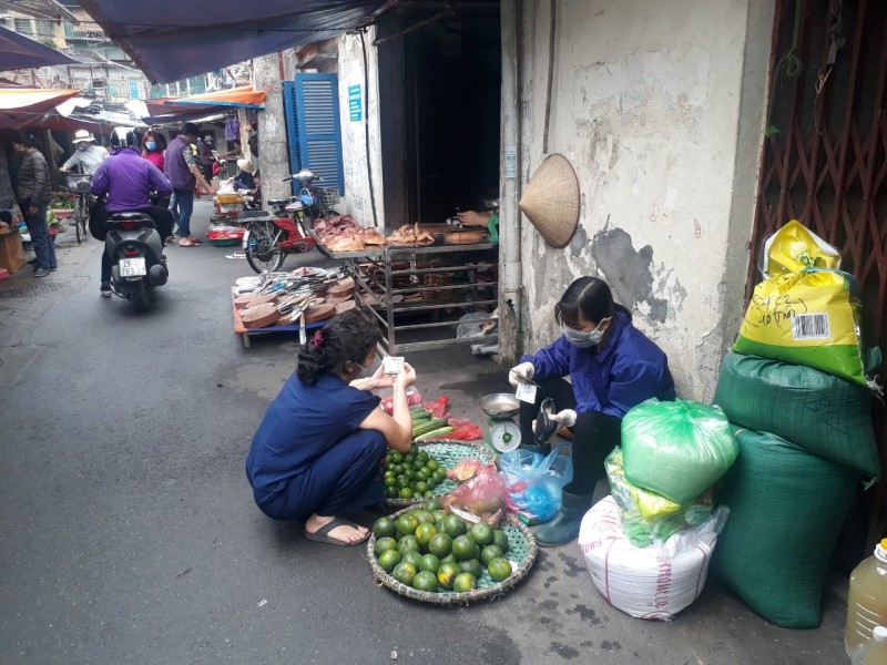 Tiểu thương chợ Quỳnh Mai chủ động phòng chống dịch Covid-19